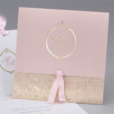 Detalle de la invitación de boda Olympias, en todos rosa pastel y dorados.