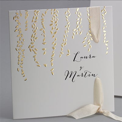 Diana Oro papel de tacto aterciopelado y acabados en oro.