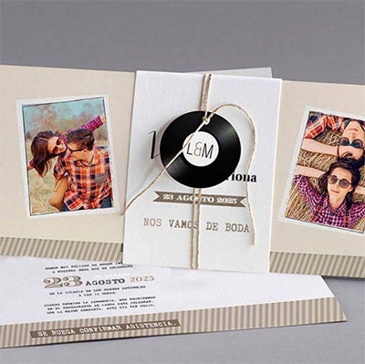 Invitación de boda en forma de estuche dedecoración moderna que incluye vuestras fotografias. Se acompaña con una cuerda natural y una etiquetita redonda en forma de disco con vuestras iniciales.