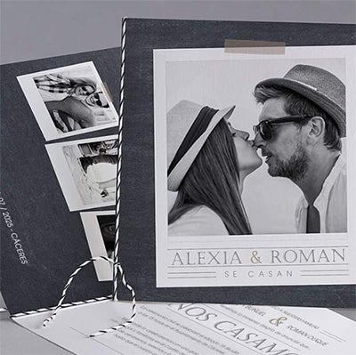 Invitación de boda formada en forma de díptico de altos contrastes en blanco y negro roto, con la posibilidad de poner tres fotorgafías vuestras.