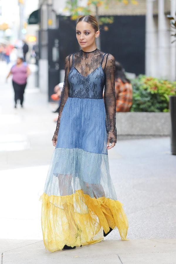 Ese mismo día, a la salida de un plató de televisión, nos enamoró con este romántico vestido multicolor con transparencias de Philosophy du Lorenzo Serafini.