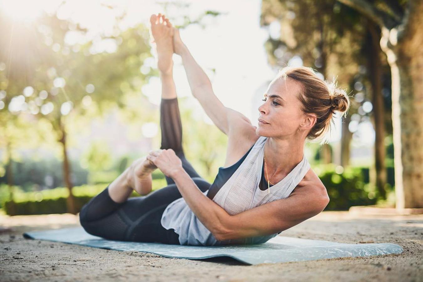 Se decanta por un look muy similar al de Blanca Padilla, aunque su ejercicio es muy diferente, el lugar de HIIT practica yoga.