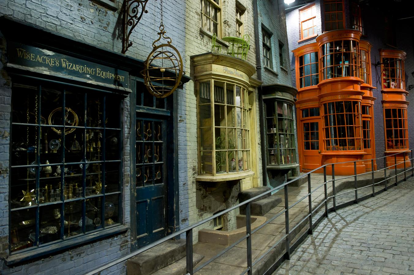 Si tienes pensado viajar a Londres no puedes perderte la experiencia que pone a tu disposición los estudios de Warner Bros situados en Leavesden, a solo 15 minutos de la ‘city’. Un lugar único donde la saga se rodó durante más de diez años. El plató y los dos sets de rodaje del Studio Tour están llenos de vestuario deslumbrante, decorados cuidados hasta el último detalle y objetos sorprendentes. ¡Hasta podrás probar la cerveza de mantequilla! Las entradas deben adquirirse por adelantado y cuestan 39 libras para los adultos y 31 para los niños entre 5 y 15 años. Los menores de 4 años pueden entrar sin entrada. (Texto: Tania Calahorra)