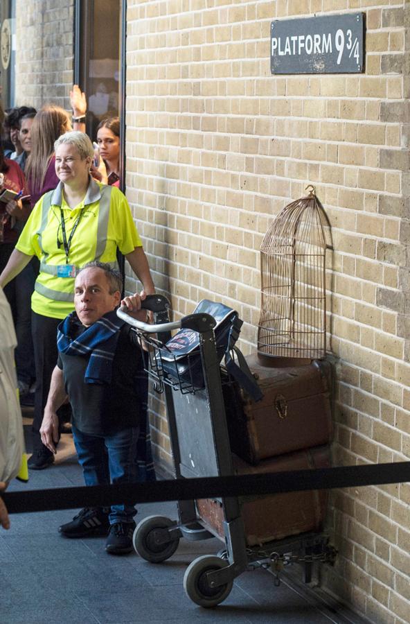 No todos los planes que incluyen una experiencia basada en Harry Potter suponen un gasto extra para tu bolsillo. En su próxima visita a Londres puedes visitar la estación de tren de King’s Cross y verás anunciado el andén 9 3/4, incluso podrá empujar el carrito con las maletas para atravesar la columna que da acceso al mágico lugar desde donde parte el expreso para Hogwarts.(Texto: Tania Calahorra)
