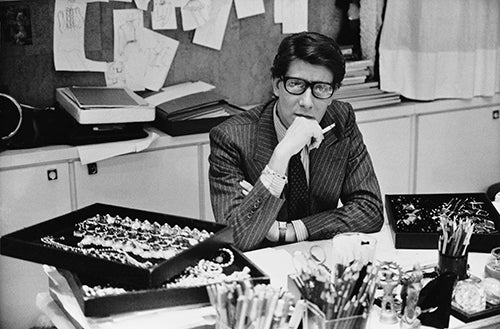 El modisto Yves Saint Laurent en su estudio del museo.