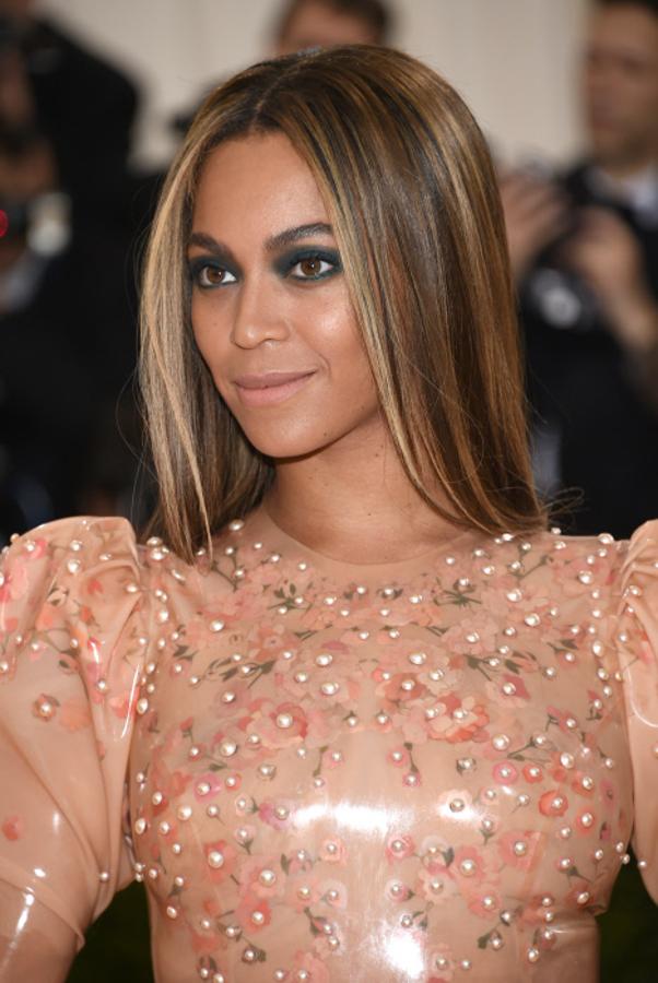 En el año 2016, Beyoncé recibió el premio a la celebritie más caricativa por los usuarios de la página web de la ONG DoSomething.org que premiaron las numerosas muestras de solidaridad de la artista.
