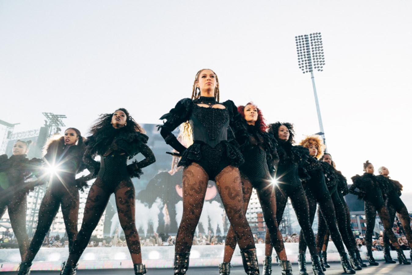 Beyoncé organizó un concierto en Nueva York en beneficio de la lucha contra la pobreza que lleva a cabo The Robin Hood Foundation y su movimiento a favor de la representación de mujeres negras en la cultura popular.