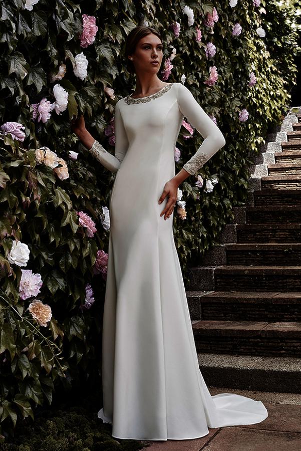 Líneas sencillas y detalles joya en este vestido de manga larga súper sofisticado de Cristina Tamborero (Foto: Zankyou).