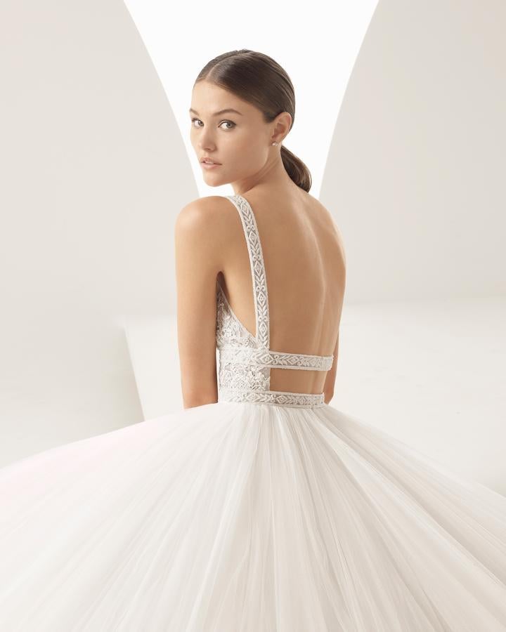 El estilo bailarina se une a una impresionante espalda joya en este vestido de novia de ensueño de Óscar de la Renta (Foto: Zankyou).