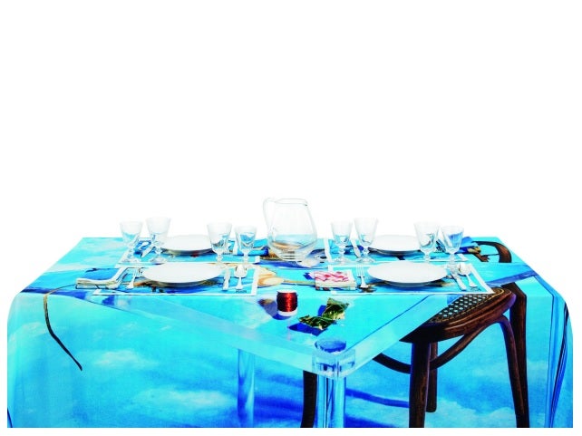 Sentarse a comer ante una foto de Steven Meisel ya es posible. Porque Loewe ha puesto a la venta un juego de mantelería con las fotos de su campaña de otoño/invierno, realizadas por el famoso fotógrafo. El juego incluye, además, salvamanteles y servilletas.