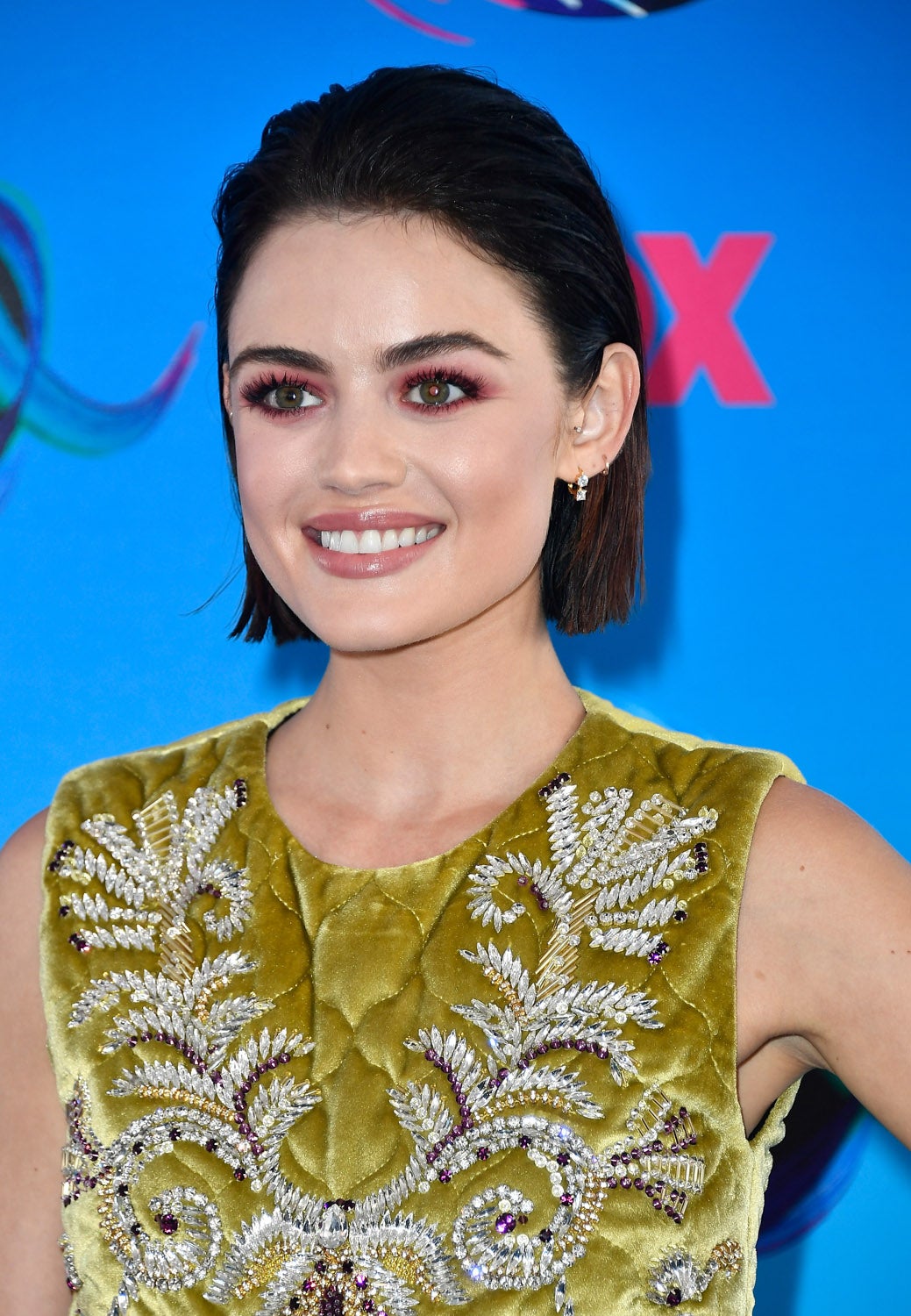 El bob recto peinado hacia atrás de Lucy Hale es otro de los cortes tendencia para el otoño 2017.