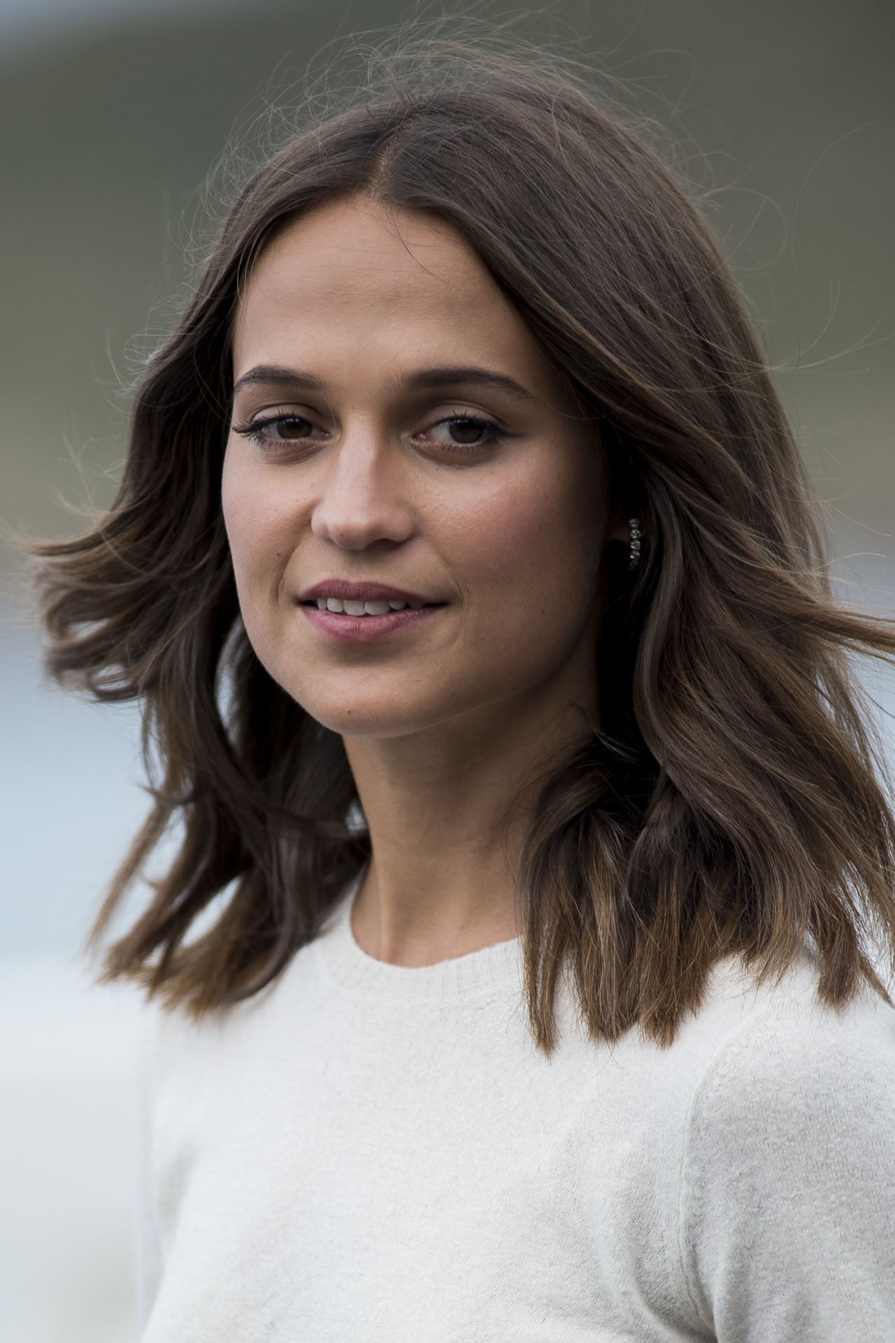 El long bob se impone como uno de los peinados del otoño tal como nos han demostrado algunas famosas como Alicia Vikander.