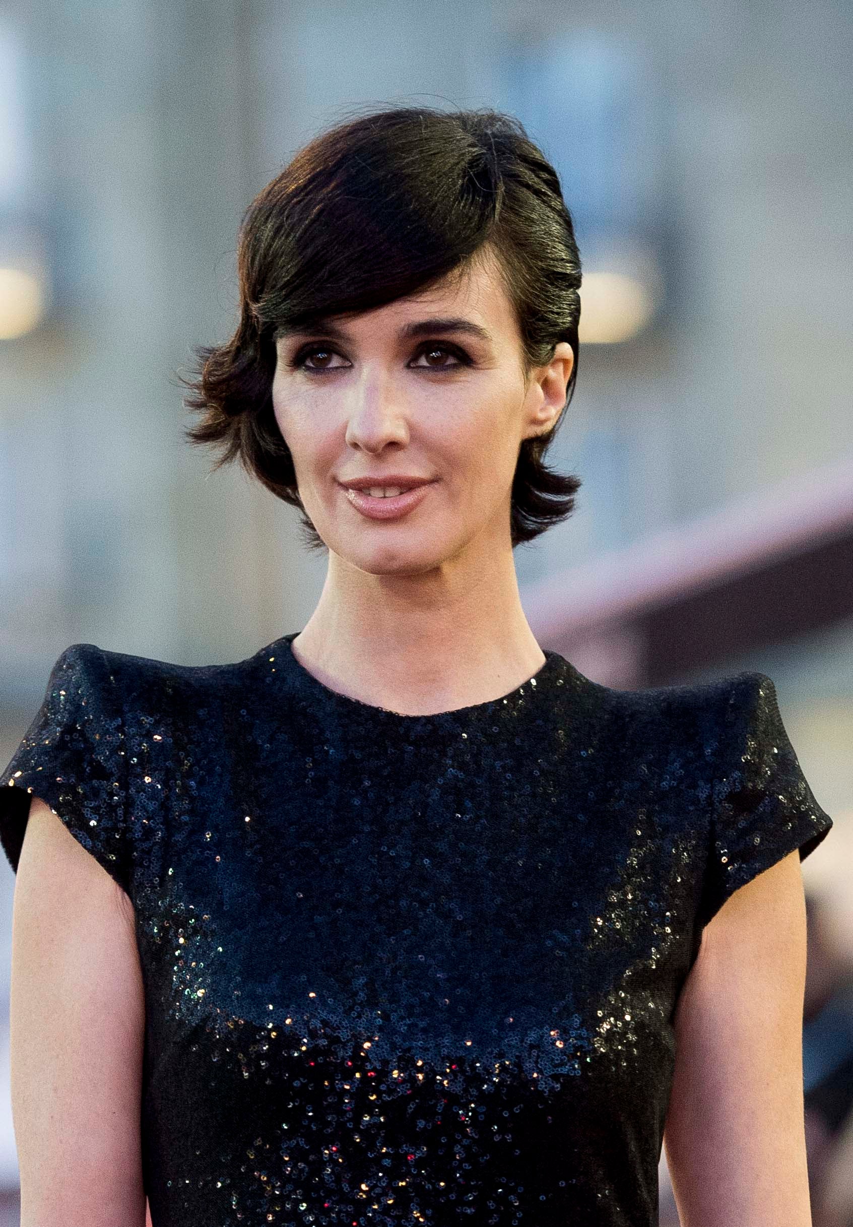 El pixie de Paz Vega se ha convertido en un estiloso bob ondulado, con flequillo largo lateral.