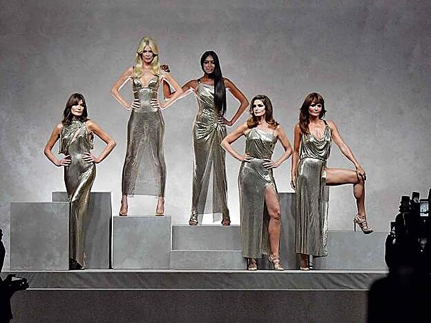 Esta es la imagen en la que grandes nombres del mundo de la moda de los 90 rendían homenaje a Versace y donde llamaba la atención la ausencia de Linda Evangelista.