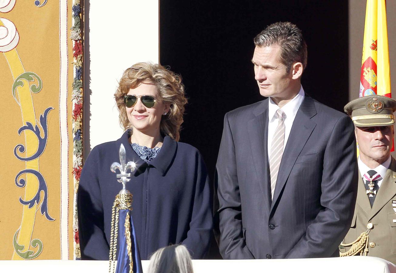 El matrimonio siguiendo con atención en desfile militar del 12 de octubre.