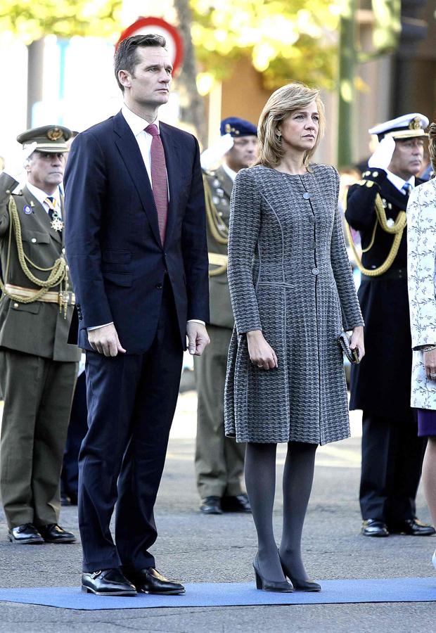 Cristina e Iñaki siguiendo con atención el desfile en el año 2009.