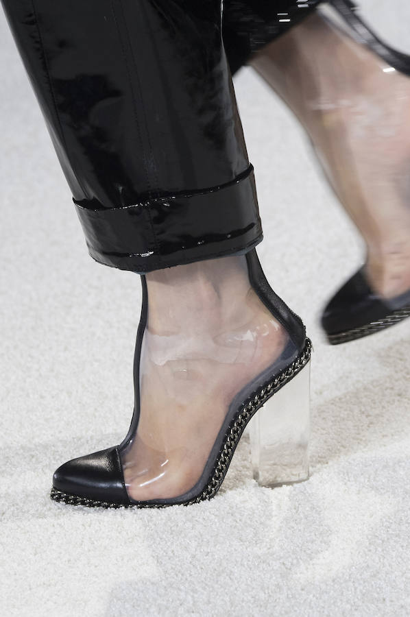 A las botas de PVC con puntera negra de piel y tacón de matacrilato de Balenciaga les ocurre los mismo que a las de Chanel: son un foco de sudor perfecto. Si hay más que observar bien la imagen: la modelo lleva el plástico casi tan empañado como los cristales del coche en el que Leonardo DiCaprio y Kate Winslett dieron rienda suelta a su pasión en 'Titanic'.