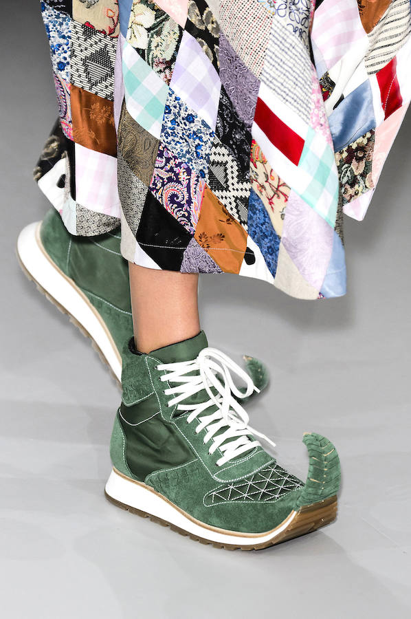 Si esas le parecen demasiado llamativas, podrían apostar por otras en ante verde, el color que tiñe sus característicos looks.