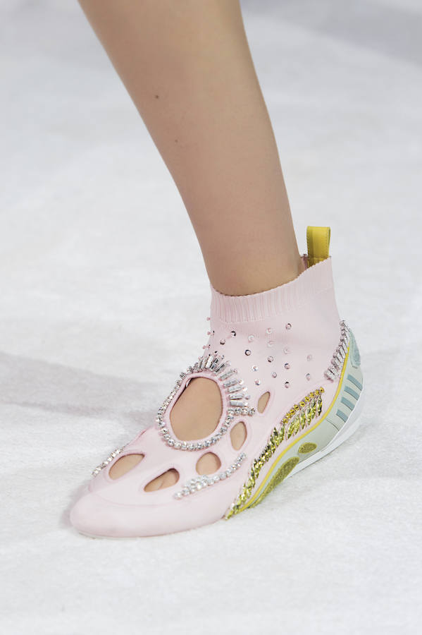 El culto al feísmo en la exquisita colección de Valentino lo ponen las botas tipo calcetín con pedrería.