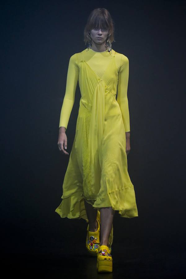 Primero Christopher Kane tiñó los famosos zuecos Crocs (los que no se quitaba Frank de la Jungla) con un 'print' que recordaba al mármol y ahora Demna Gvasalia les ha dado una vuelta en su última colección. El director creativo de Balenciaga apostó por Crocs con pataformas y pedrería en tonos flúor que se han hecho virales. Y no precisamente por su elegancia, sino por lo excéntricos que son.