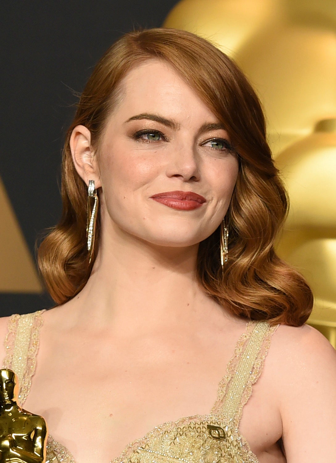 Elegante y a la vez sexy, así es el maquillaje que lució Emma Stone cuando recogió su Oscar por 'La La Land'. La actriz lució sombras doradas con labios marrones.