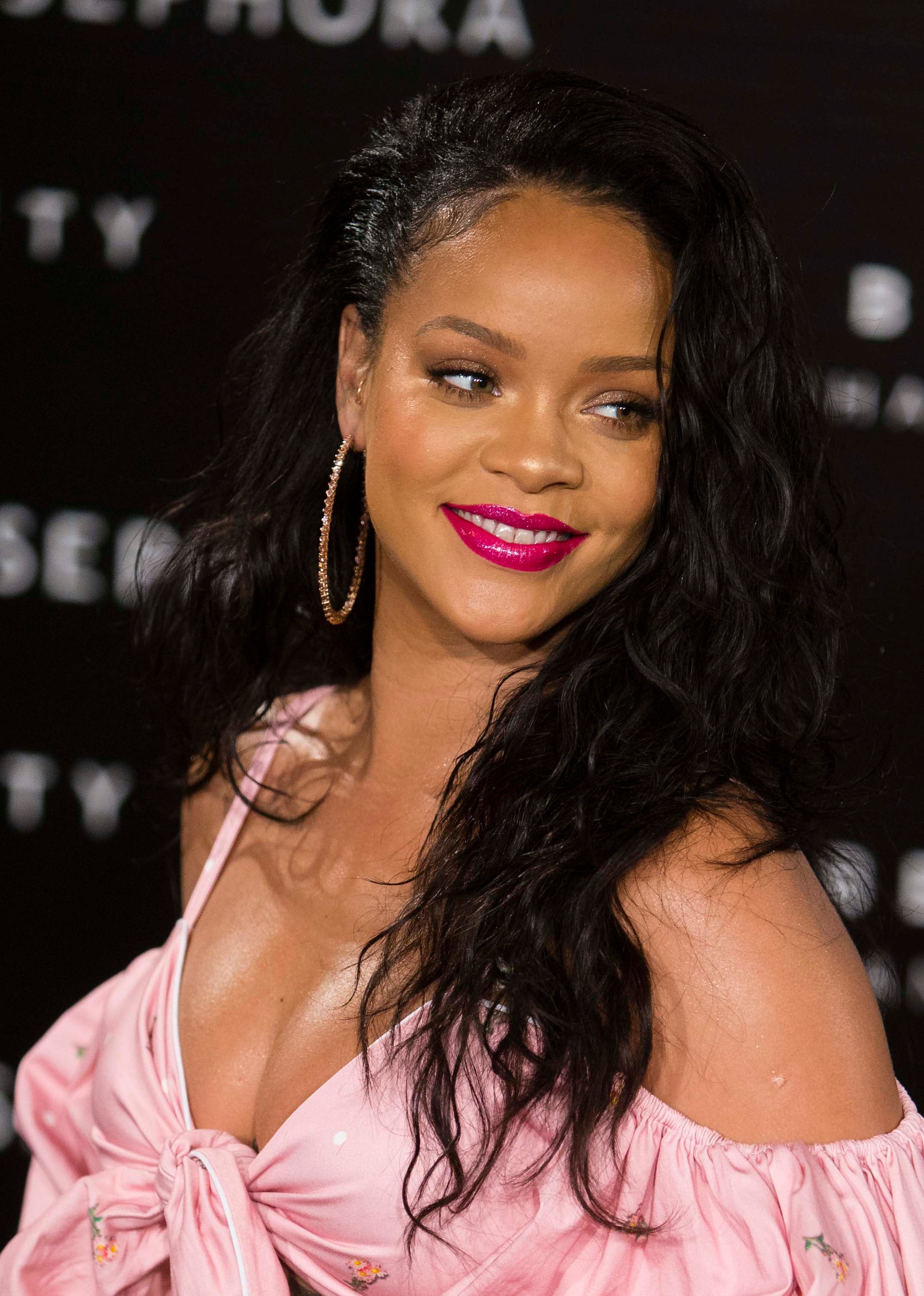 Rihanna, que acaba de lanzar su propia firma de maquillaje (Fenty Beauty) también es una de las famosas que puedes imitar si buscas un maquillaje sexy: labios fucsias con acabado brillo y sombras doradas.
