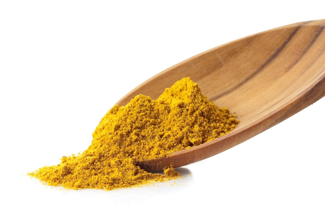 El curry contiene 29,5 miligramos de hierro por cada 100 gramos de porción comestible.