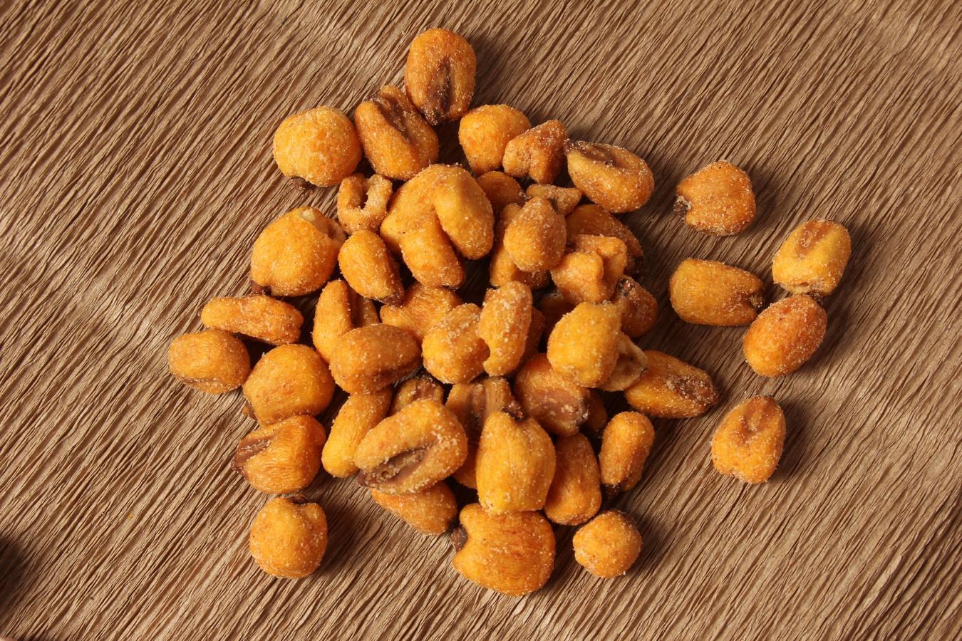 El maíz frito contiene 20,3 miligramos de hierro por cada 100 gramos de porción comestible.