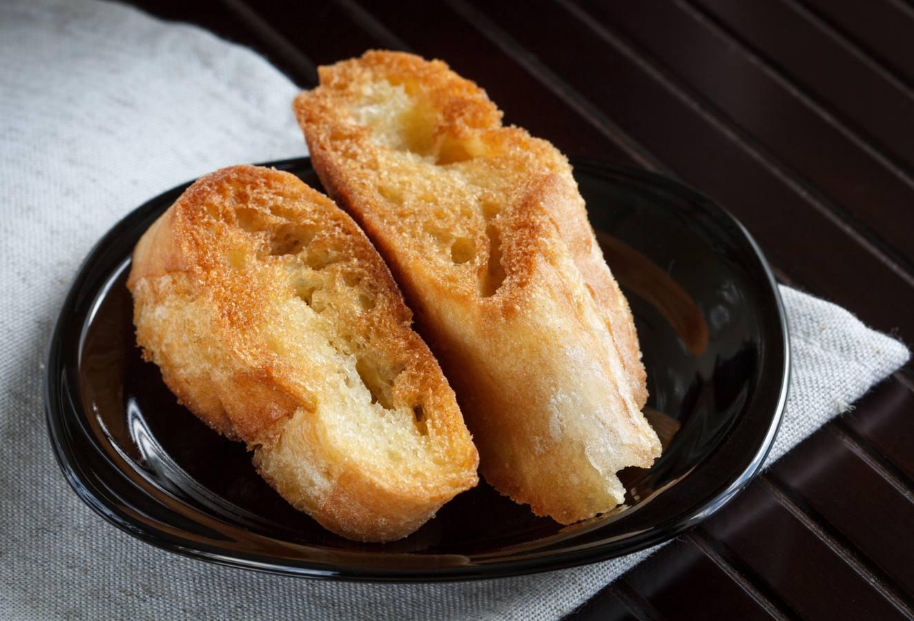 El pan blanco frito contiene 89,2 miligramos de hierro por cada 100 gramos de porción comestible.