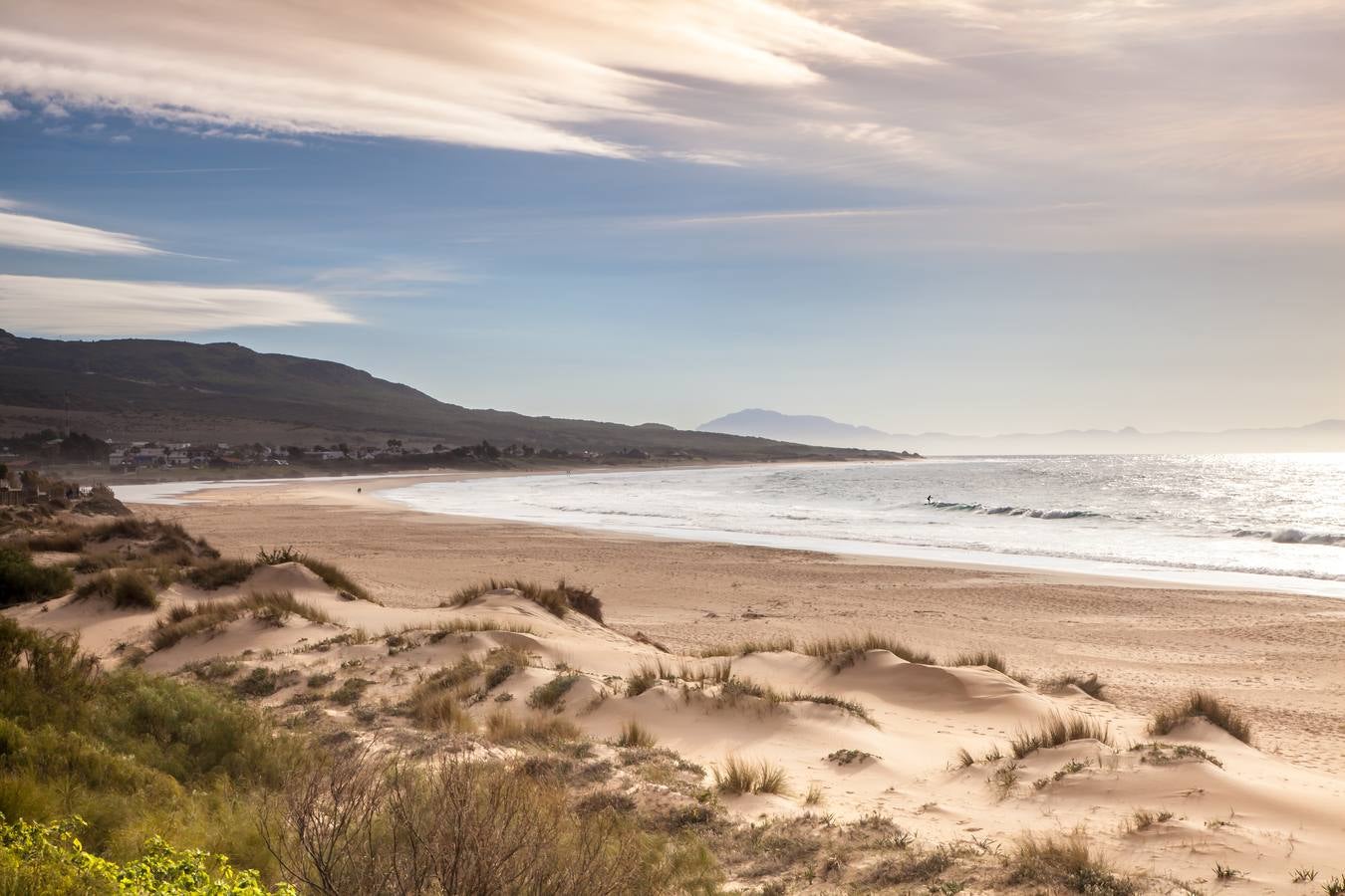 Uno de los últimos litorales vírgenes del sur de la península continúa sin estar tan transitada como su vecina Tarifa, dos de las playas de España que visitar en 2017. Desde lo alto de su enorme duna se puede divisar África, y a su espalda acoge las ruinas de la ciudad romana de Baelo Claudia, cuyos restos arquitectónicos, excelentemente conservados, datan de finales del siglo II a. C.