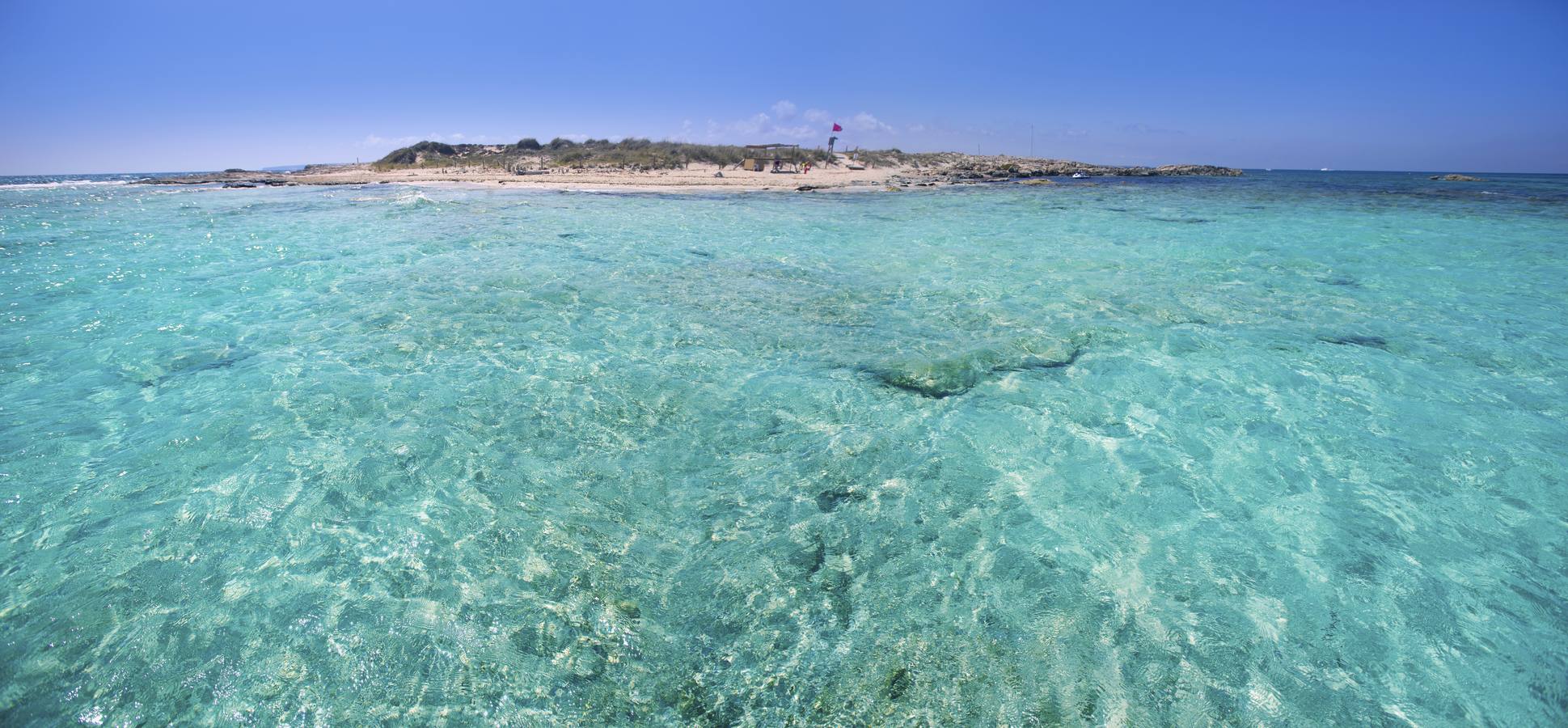 Aguas color turquesa con nitidez casi perfecta hacen de Ses Illetes un paraje ideal para practicar snorkel y contemplar la fauna marina de esta típica postal balear. Para preservar y cuidar el Parque Natural donde se encuentra, se cobra acceso: entre 4 y 6 euros para coches, y entre 2 y 4 euros, para motocicletas, según temporada.