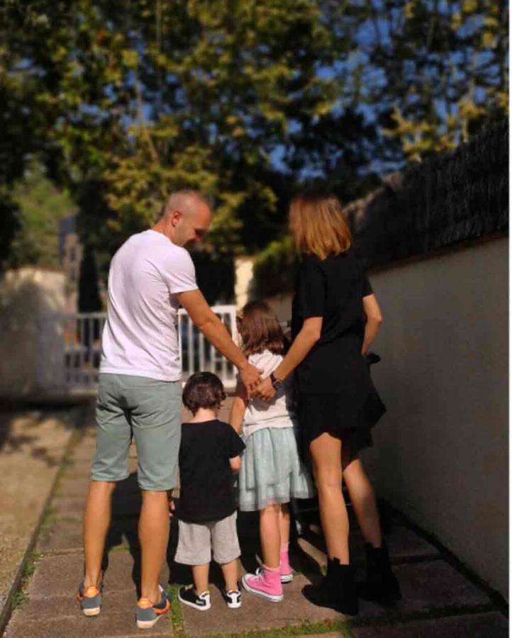 Anna compartió hace unos días esta imagen junto a Iniesta y sus tres hijos, Valeria, Paolo y Siena.