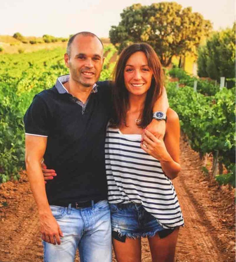El matrimonio posando entre las vides propiedad de Andrés Iniesta que, además de futbolista, es empresario dentro del mundo del vino.