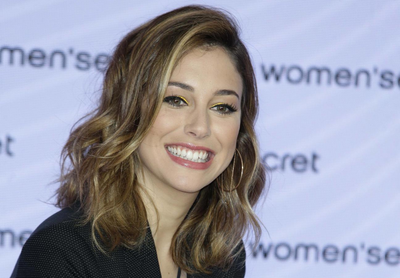 Su sonrisa cautivó desde el primer momento en que la vimos en pantalla. Blanca Suárez despliega su amplia sonrisa y seduce con su mirada.