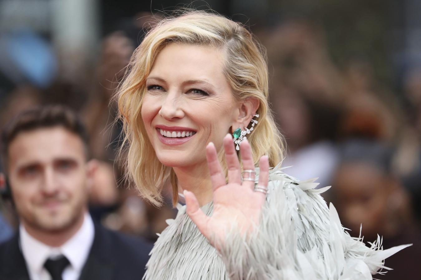 Cate Blanchett es un icono de estilo y de elegancia, pero también cuando despliega su amplia sonrisa. Es natural y completa, pues sonríe tanto con los labios como con los ojos.