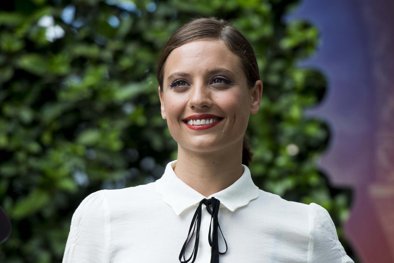 La actriz española muestra su espectacular sonrisa en una presentación