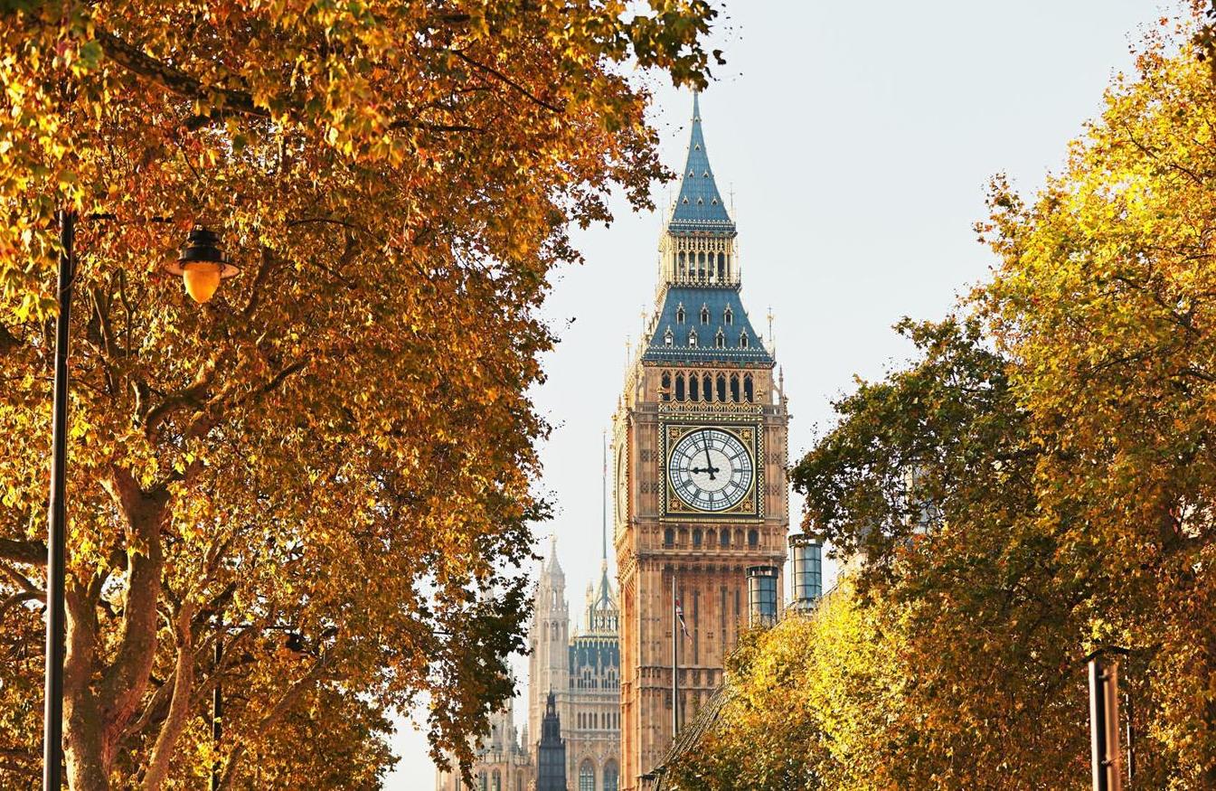 Londres invita a una escapada en cualquier época del año, pero más aún durante los meses de otoño, cuando sus calles se cubren de una neblina que sumerge la ciudad en una atmósfera especial y sus parques muestran orgullosos sus tonalidades cobrizas y doradas sobre un manto de hojas secas. Cuando es posible caminar tranquilo por los famosos mercados callejeros londinenses, y los museos y galerías inauguran sus exposiciones más relevantes. Además, como nos recuerdan desde Mandarín Oriental, "es también el momento de disfrutar de los muchos festivales y celebraciones de esta época del año, como la Noche de las Hogueras o la terrorífica noche de Halloween".