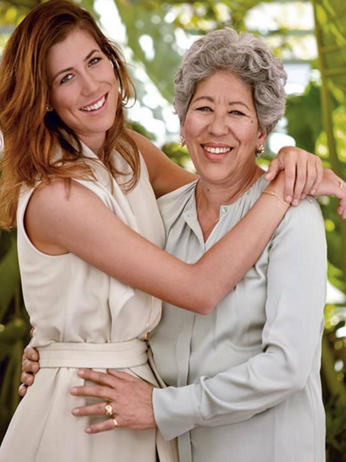 Hija de un español y una venezolana, nació en Caracas. A los 6 años se mudó con su familia a Barcelona; en la foto aparece con su madre, Scarlett Blanco.