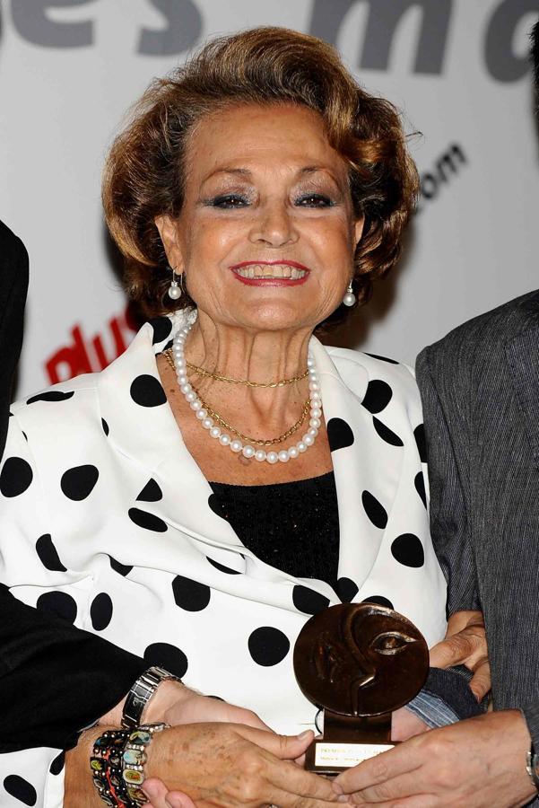 Carmen Sevilla tiene casi dos decenas de galardones en las vitrinas de su casa.