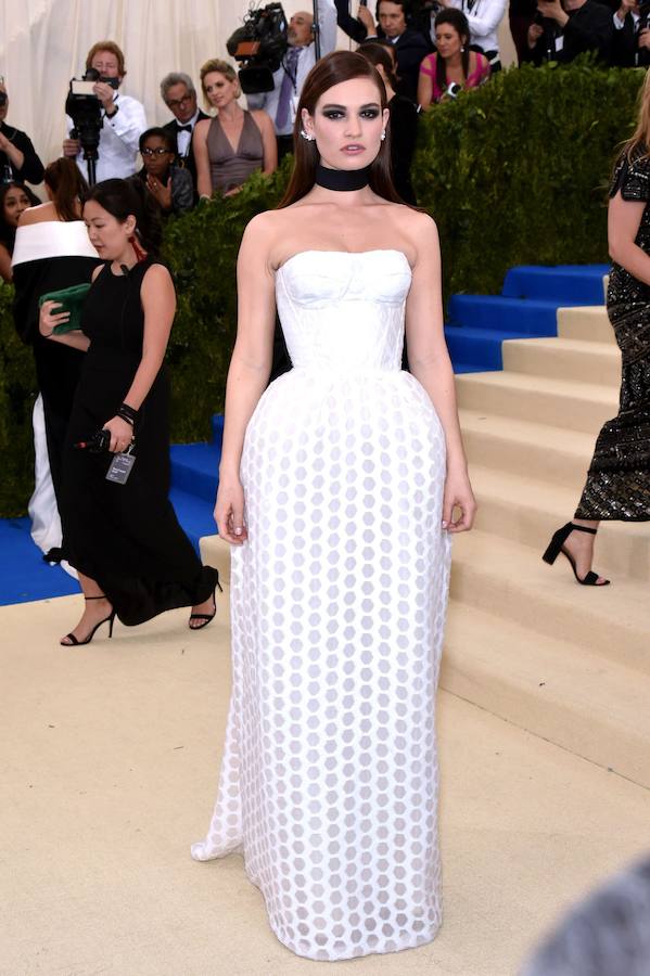 En la Gala Met de este año, Lily James también apostó por un vestido níveo con cuerpo de corsé, pero, eso sí, no parece tan cómodo como el de Lawrence.