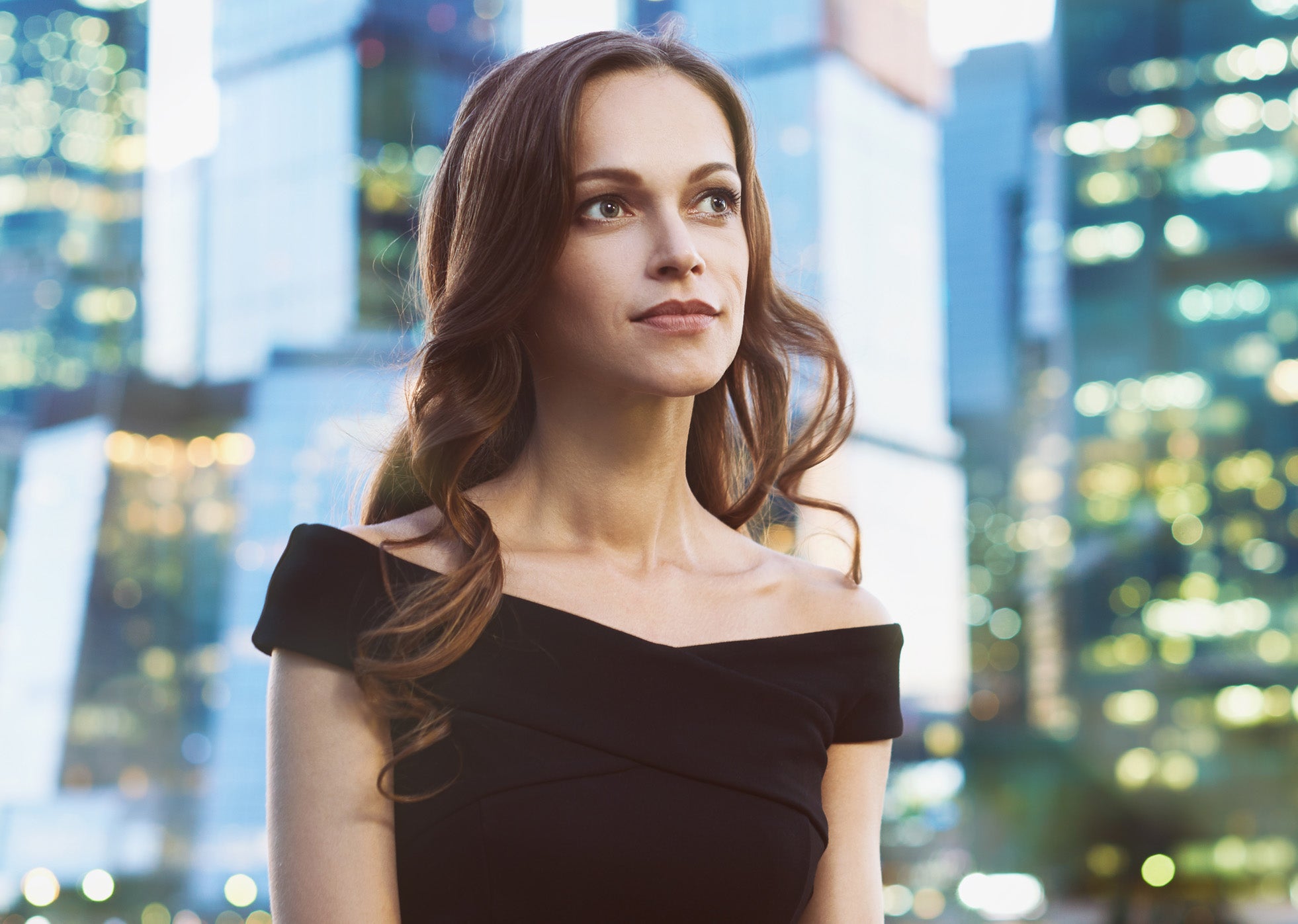 Vivir en las grandes ciudades, rodeadas de humos, acelera el envejecimiento prematuro de la piel. La contaminación no solo es perjudicial para la salud, está demostrado que favorece la aparición de arrugas y la pérdida de luminosidad. Así que si no vives en el campo, no te pierdas nuestra selección de cosméticos para urbanitas.