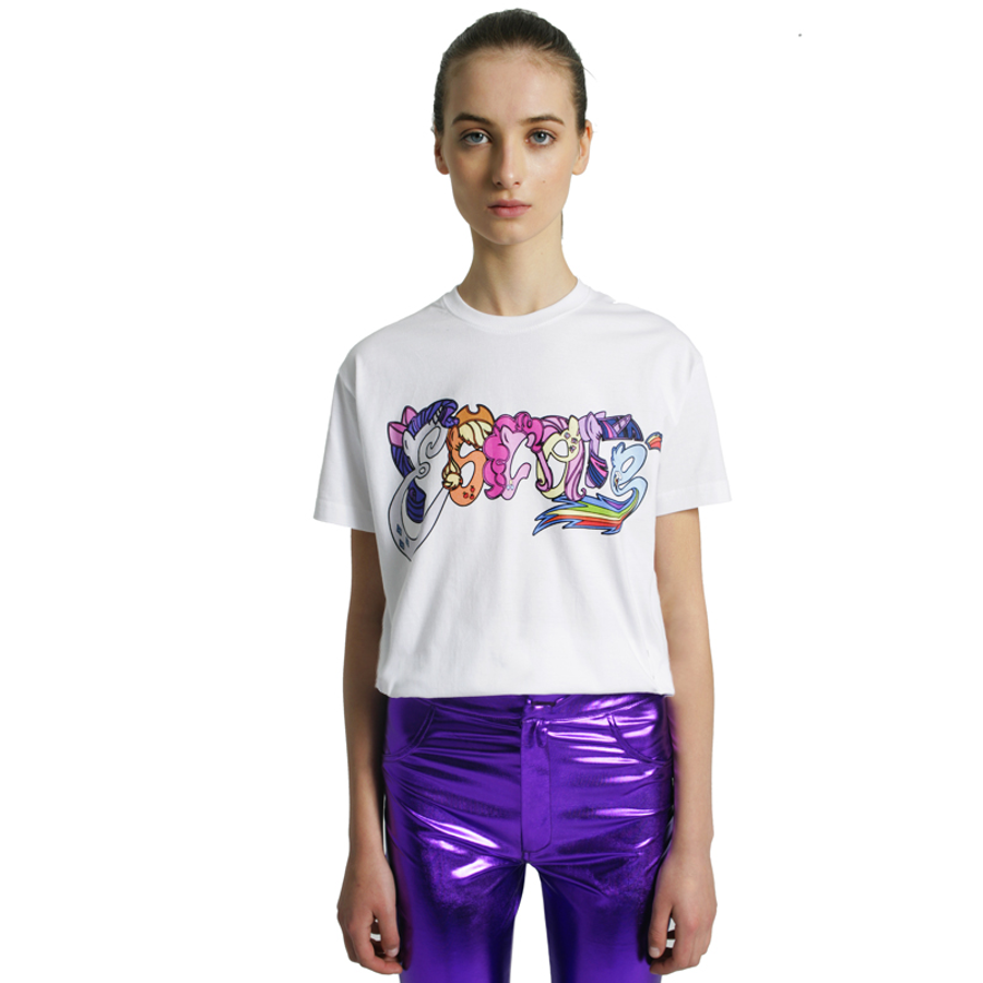 La diseñadora española María Escoté llenó de color la pasarela hace unas cuentas temporadas con su colección homenaje a My little pony. Sus camisetas, tanto para chica como para chico, aún se pueden comprar la web. Esta cuesta 70 euros.