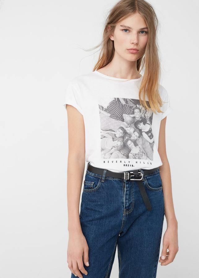 Mientras que los mayores hacían lo propio con 'Sensación de vivir'. Las historias de Brandon, Branda, Dylan, Kelly... mantenían frente a la televisión a los adolescentes. Esta camiseta la hemos fichado en Mango Outlet por 8,99 euros.