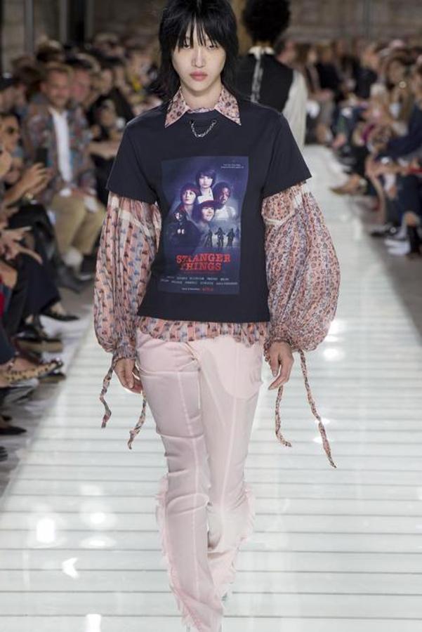 Nicolas Ghesquière, fan empedernido de la serie de estética ochentera 'Stranger Things', ha diseñado una camiseta con los 'wonder kids' de la serie, con una estética muy ochentera, que subió a la pasarela hace solo unos días, cuando presentó en París su colección primavera verano 2018.