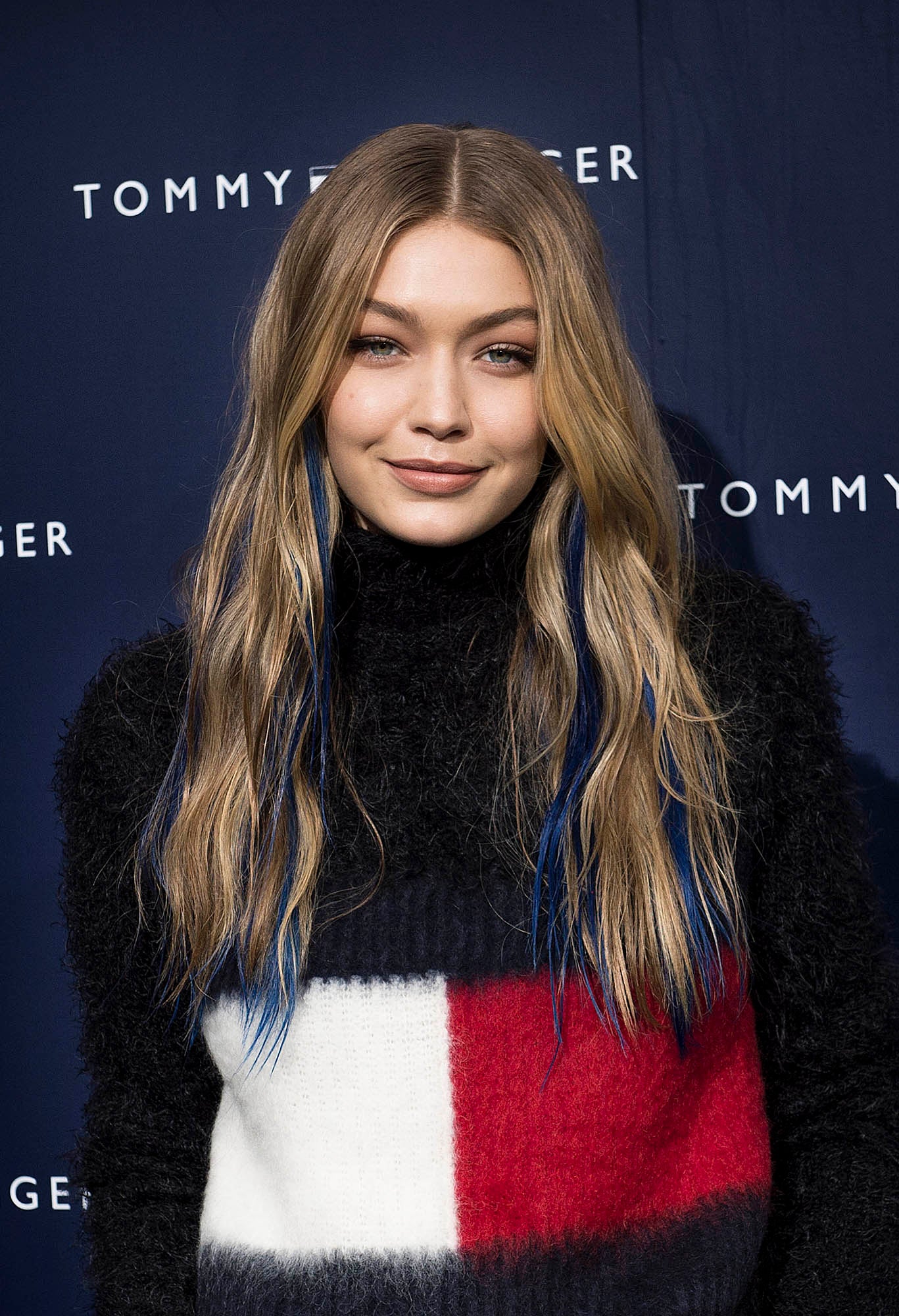 Una de las pocas melenas XXL reales es la de la modelo Gigi Hadid. En esta ocasión se atrevió a lucir algunos mechones teñidos de azul, raya en el medio y sus ondas surferas.