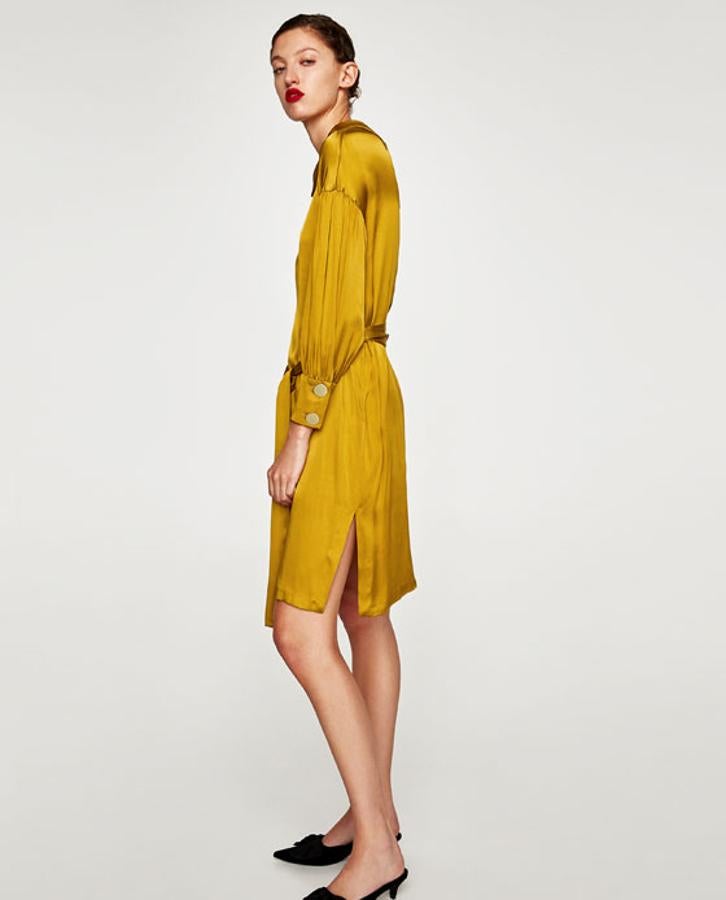 Y en un vestido de satén, como este de Zara (39,95 euros).