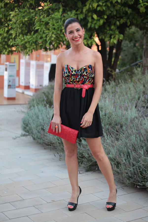 Lo de romper con algún color el look no va con ella por eso apuesta por lo seguro y combina los tonos de las uñas con el del cinturón y el bolso, además de los labios, anillo y pendientes.