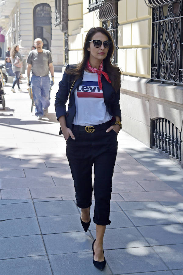Es imposible pillarla en un renuncio incluso fuera del photocall: siempre va impecable.Con cuatro básicos como un pantalón negro, americana, camiseta y salones es capaz de derrochar estilo. ¿El veredicto? Paula le gana en estilo por goleada a Ares, en el amor todavía está por ver si gana la presentadora