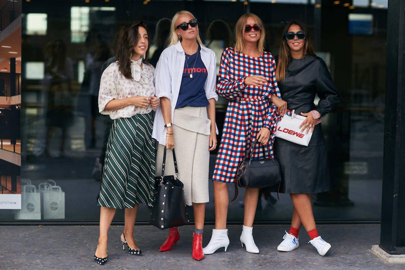 Combinadas con unos calcetines rojos.