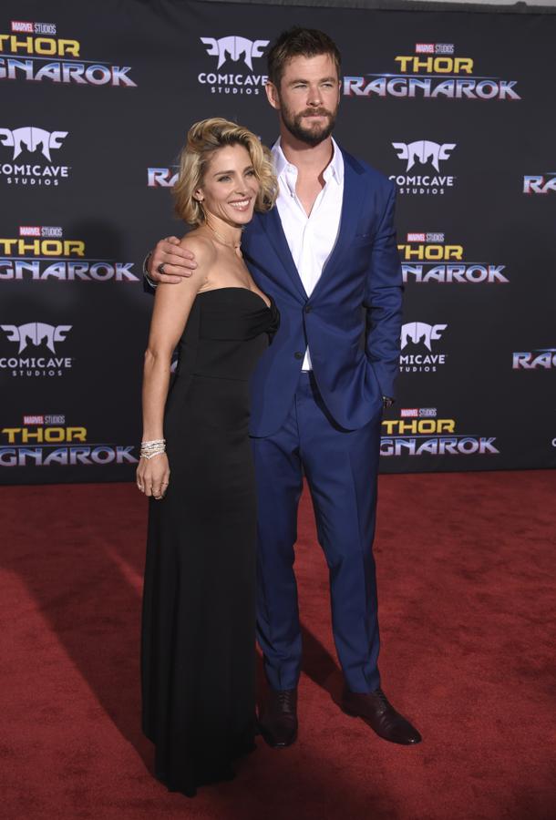 En la premiere de la nueva película de su marido, 'Thor Ragnarok', Elsa Pataky demostró que el menos siempre es más con este elegantísimo vestido negro palabra de honor de Victoria Beckham.